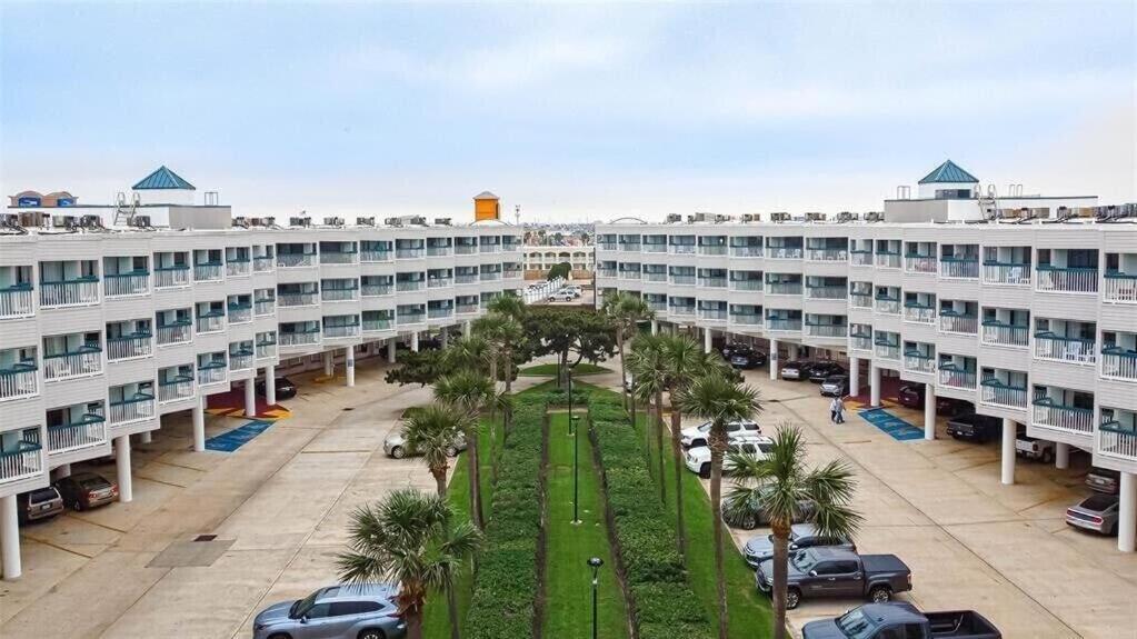 Sun Splashed Condo! Steps To Beach And 2 Pools Galveston Island Exterior foto